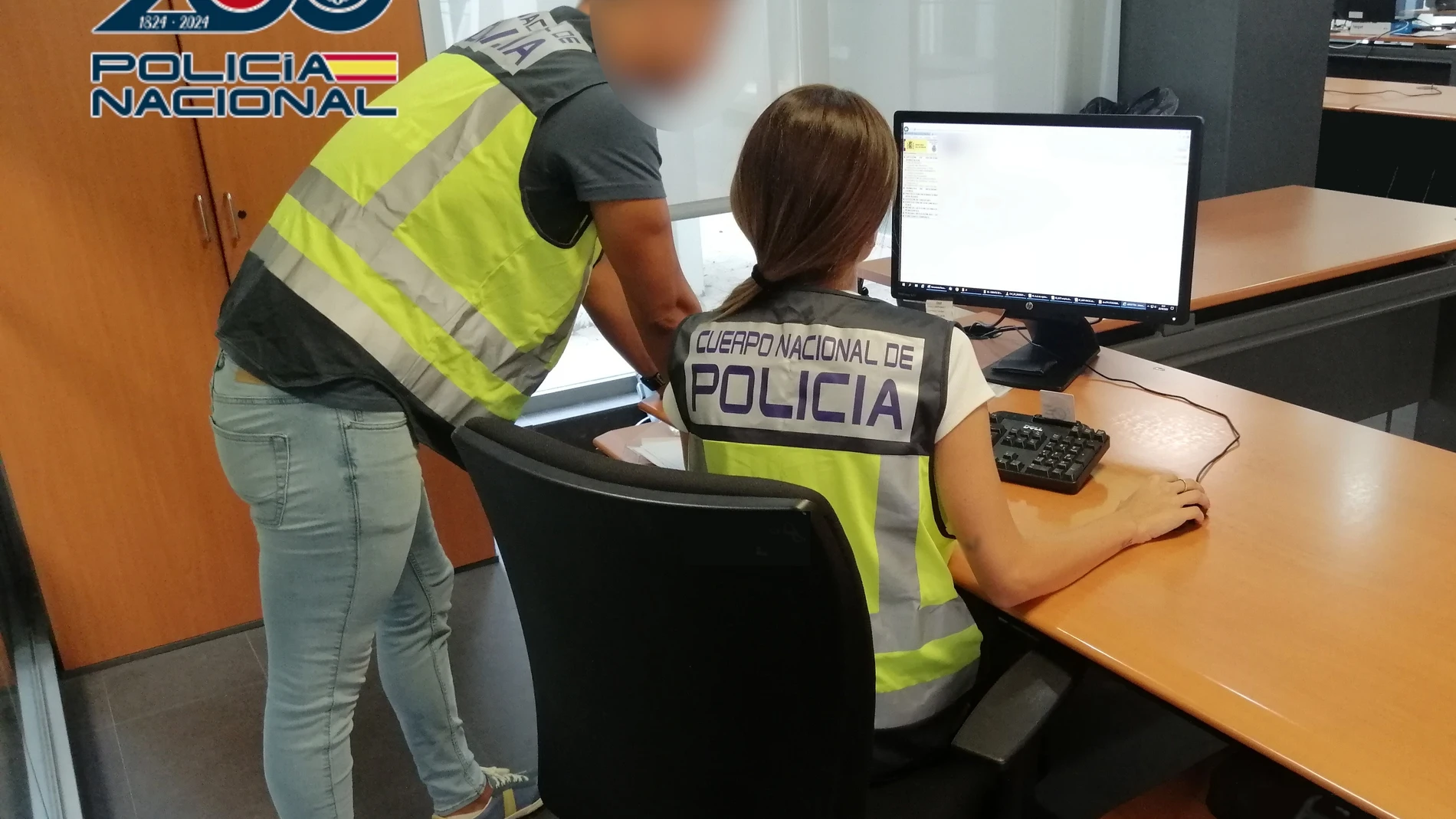 Agentes de la Policía Nacional investigando la trama que acordaba parejas de hecho ficticias entre españoles y extranejeros