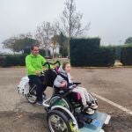 Alumna del Centro de Educación Especial El Pino de Obregón durante una investigación de i+HeALTH para demostrar los beneficios de la bicicleta adaptada en la salud de niños y jóvenes con grandes discapacidades