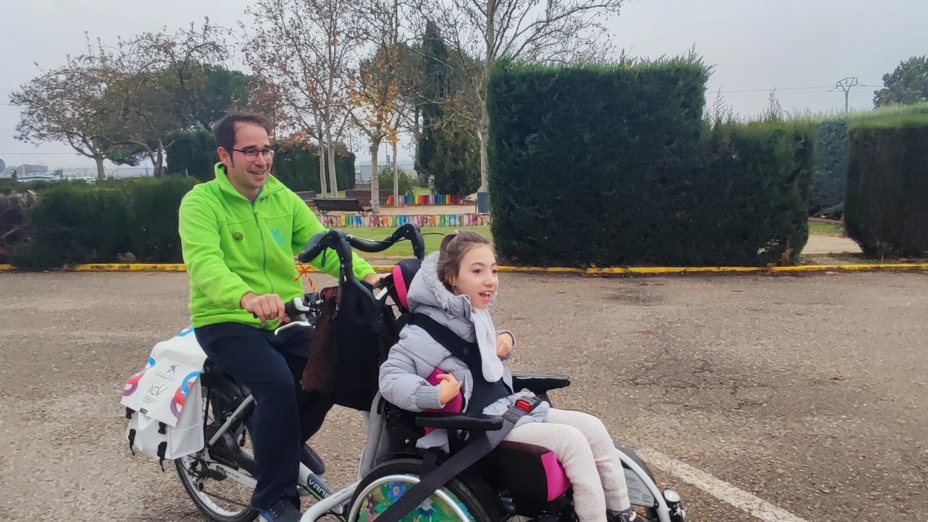 Alumna del Centro de Educación Especial El Pino de Obregón durante una investigación de i+HeALTH para demostrar los beneficios de la bicicleta adaptada en la salud de niños y jóvenes con grandes discapacidades