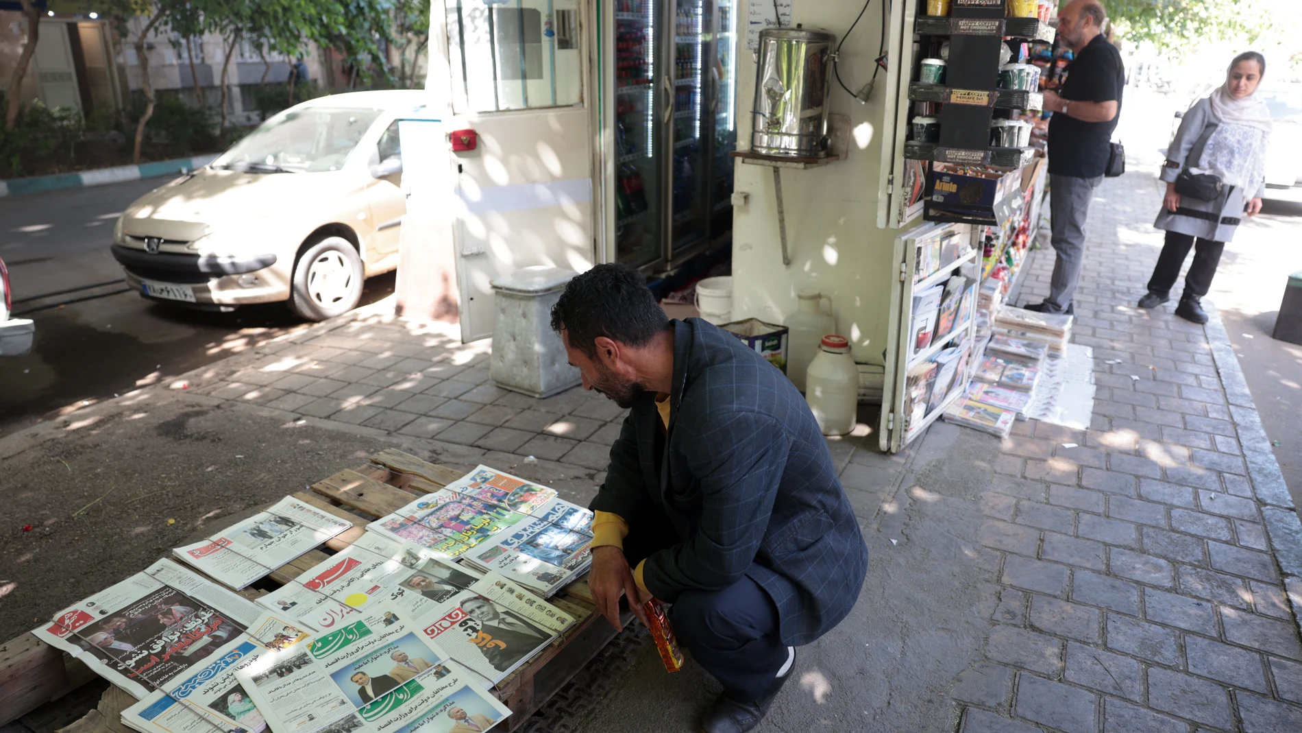 TEHRAN (Iran (Islamic Republic Of)), 12/05/2025.- An Iranian man checks newspapers in a kiosk , in Tehran, Iran, 12 May 2025. Iran and the US concluded their fourth of nuclear talks in Muscat on 11 May 2025. (Teherán) EFE/EPA/ABEDIN TAHERKENAREH