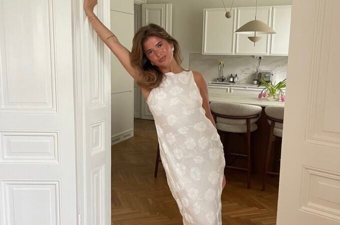 Influencer con vestido para ir a la oficina.