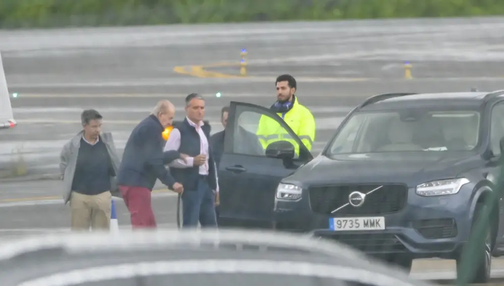 Don Juan Carlos aterriza en en aeropuerto de Vigo