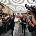 El Papa Robert Prevost, ayer, con los periodistas en el Aula Pablo VI