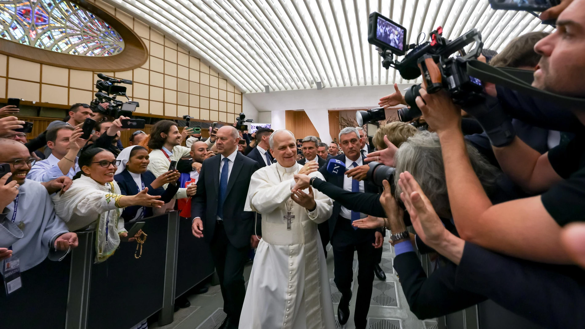 El Papa Robert Prevost, ayer, con los periodistas en el Aula Pablo VI