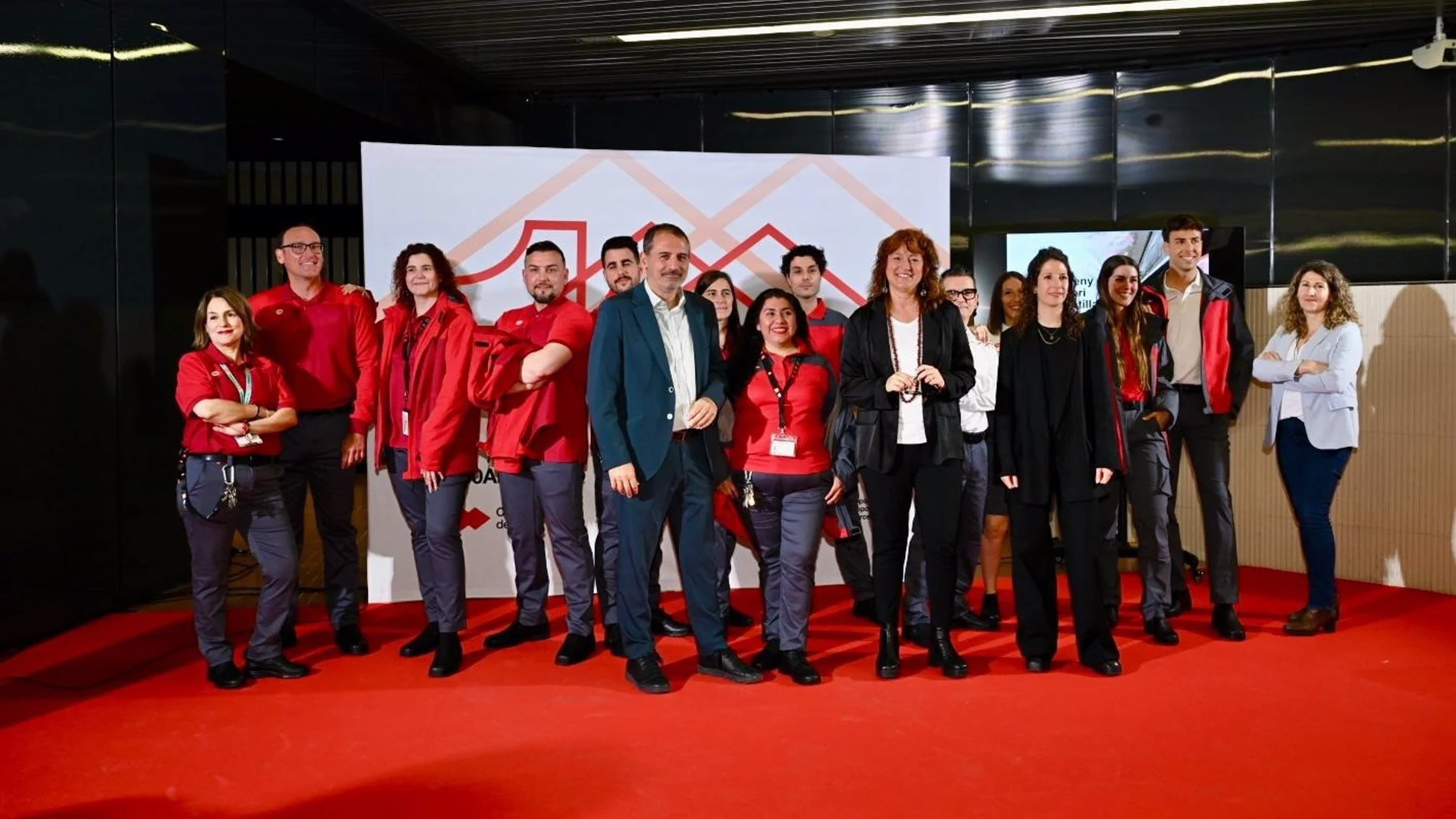 Foto de família de la presentación del nuevo uniforme de TMB