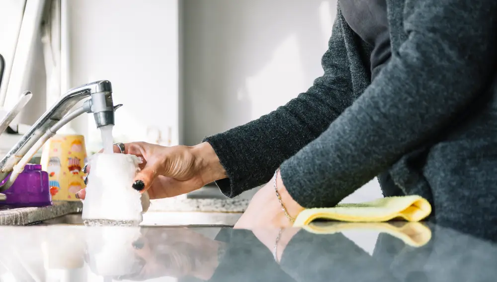 Adiós al mal olor en tu cocina: el método sencillo para desatascar el fregadero