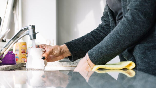 Adiós al mal olor en tu cocina: el método sencillo para desatascar el fregadero