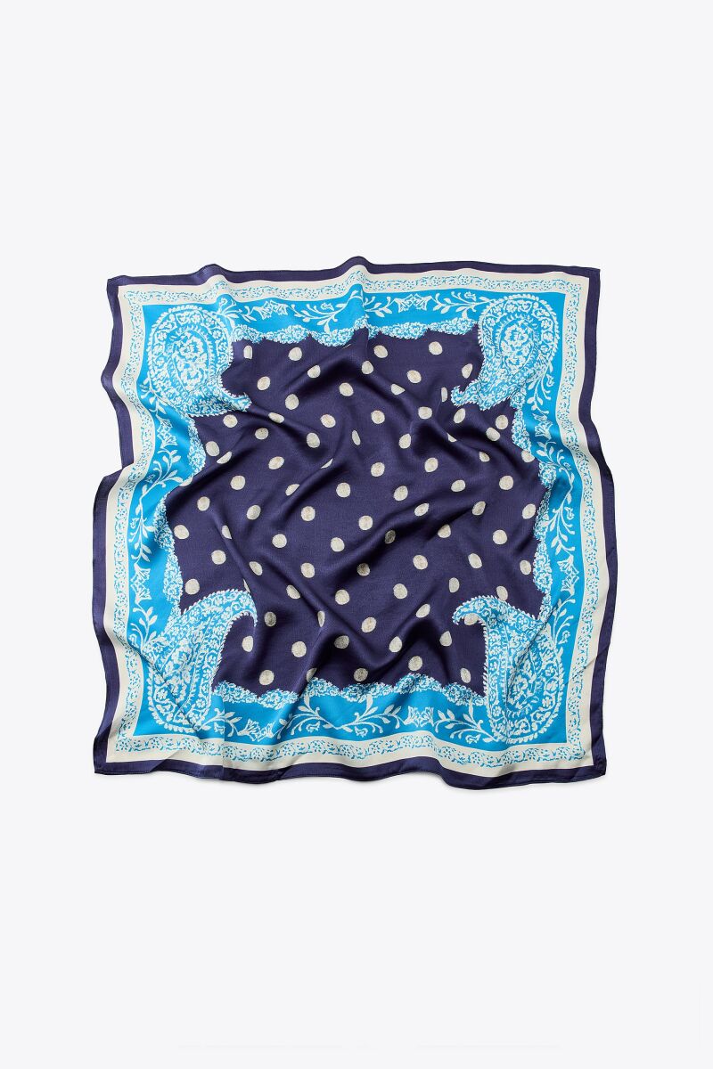 Pañuelo estampado lunares.