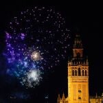 Espectáculo de fuegos artificiales sobre la Giralda clausuran la Feria de Abril. 