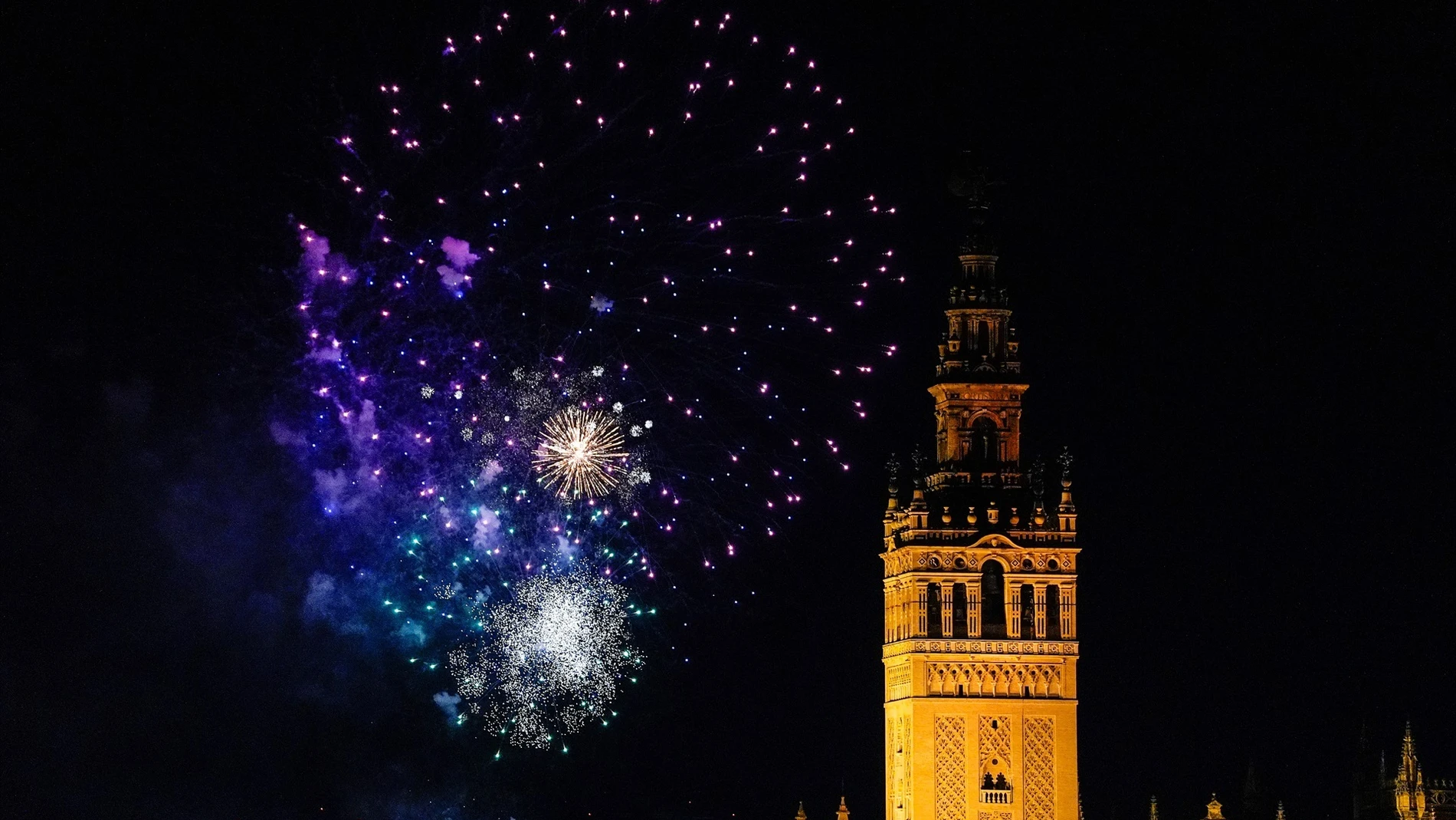 Espectáculo de fuegos artificiales sobre la Giralda clausuran la Feria de Abril.