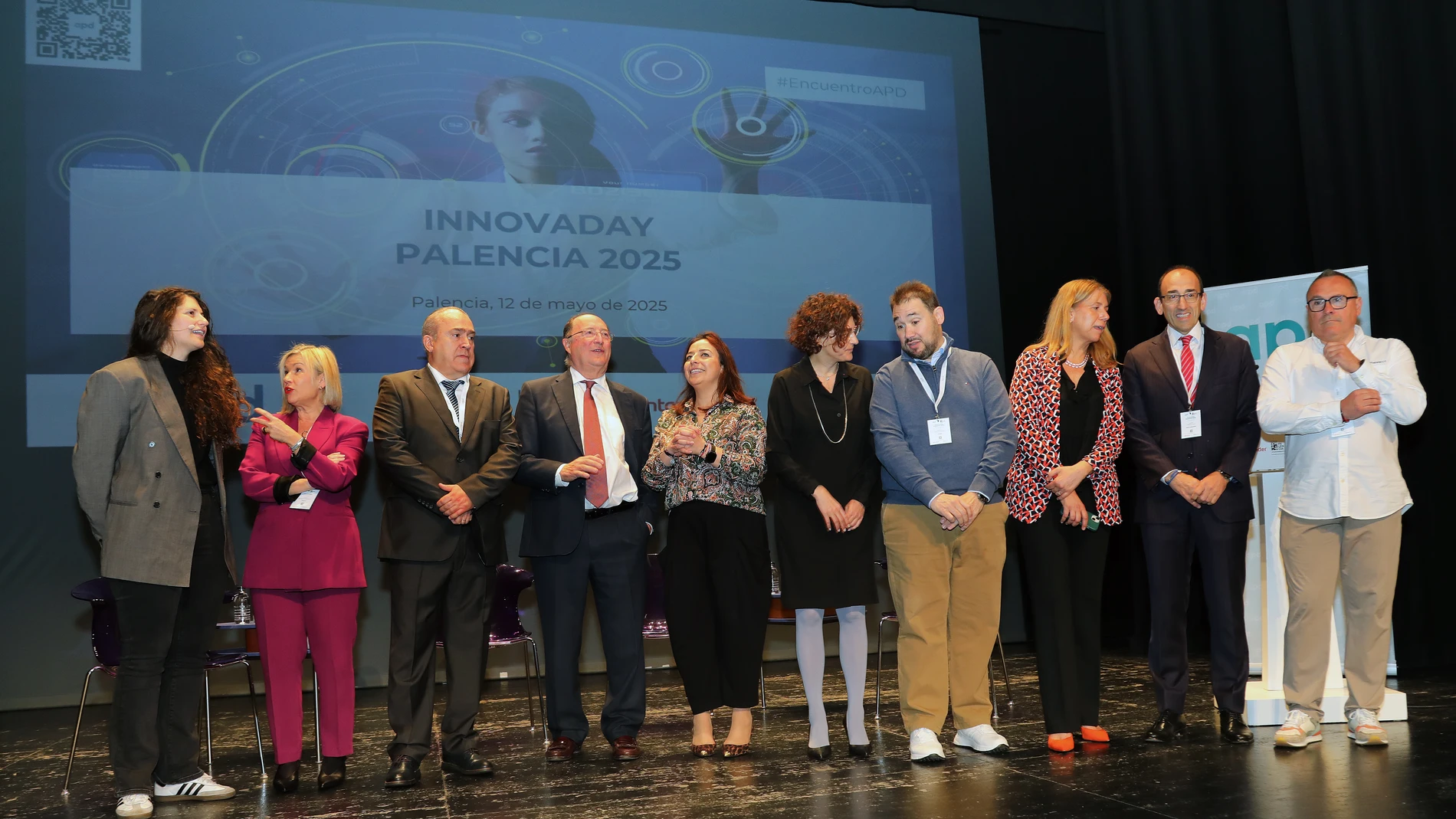 La alcaldesa de Palencia, Miriam Andrés(5I); y el presidente en CyL de APD, Carlos Moro(4I), entre algunos de los ponentes, en la apertura institucional e inauguración de la Jornada Innovaday