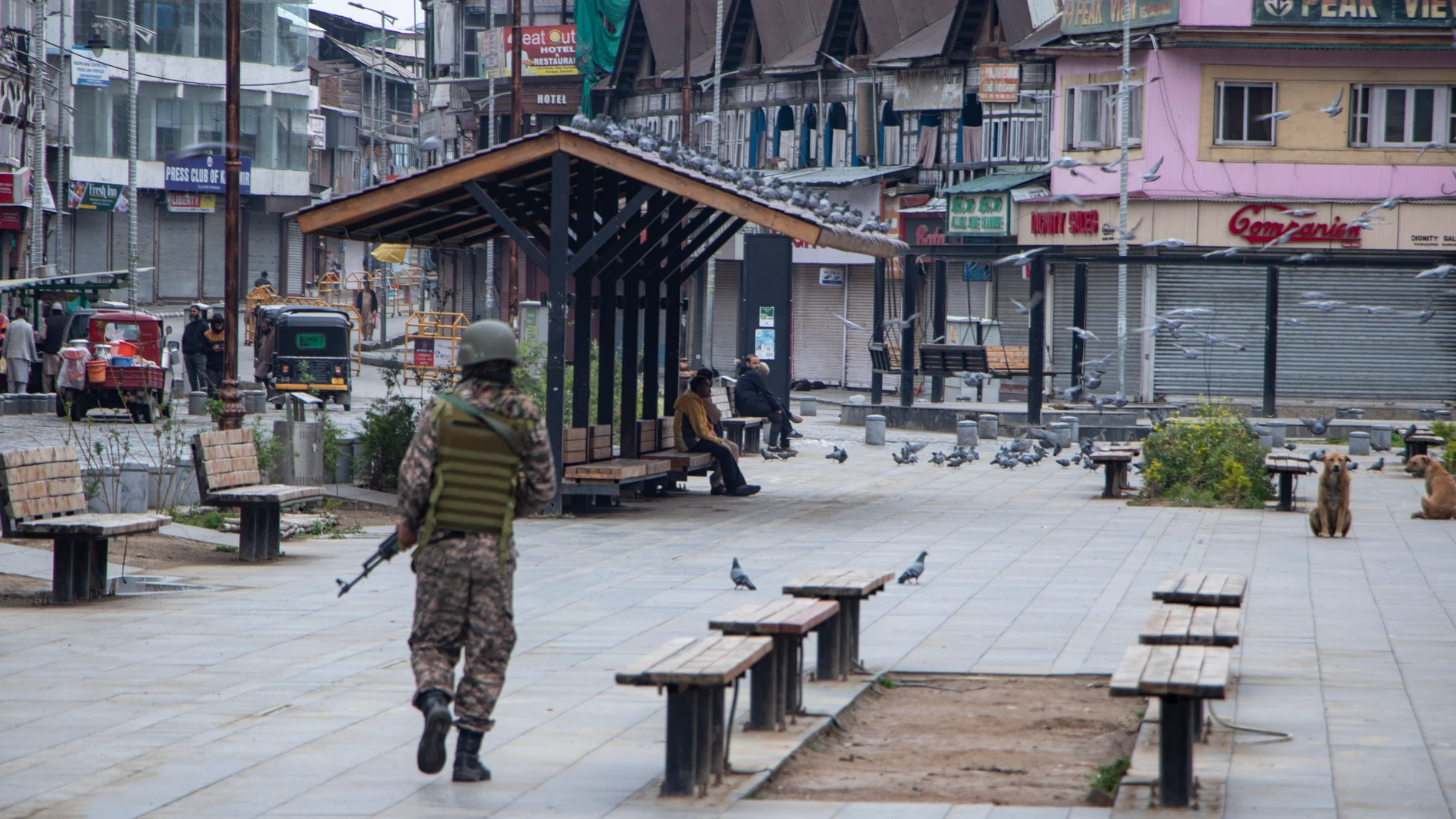 May 10, 2025, Srinagar, Kashmir, India: An Indian armed personnel patrols the deserted city center after loud explosions were heard in Srinagar. The scene follows multiple blasts reported across Jammu and Kashmir earlier in the day, with debris of a projectile-like object recovered from Dal Lake. The incident comes amid ongoing artillery shelling and drone attacks by Pakistan along the border areas. Europa Press/Contacto/Adil Abass 10/05/2025 ONLY FOR USE IN SPAIN