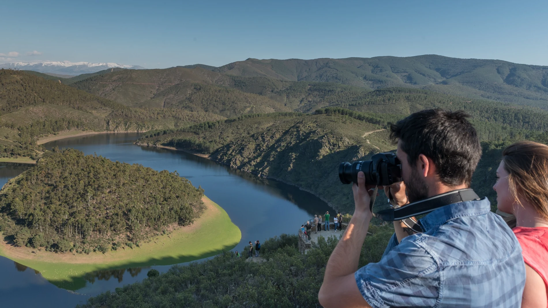 Dos turistas en la Sierra de Francia salmantina