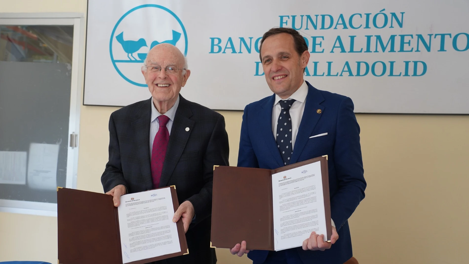 Los presidentes de la Diputación de Valladolid, Conrado Íscar; y del Banco de Alimentos, Jesús Mediavilla, renuevan el convenio de colaboración