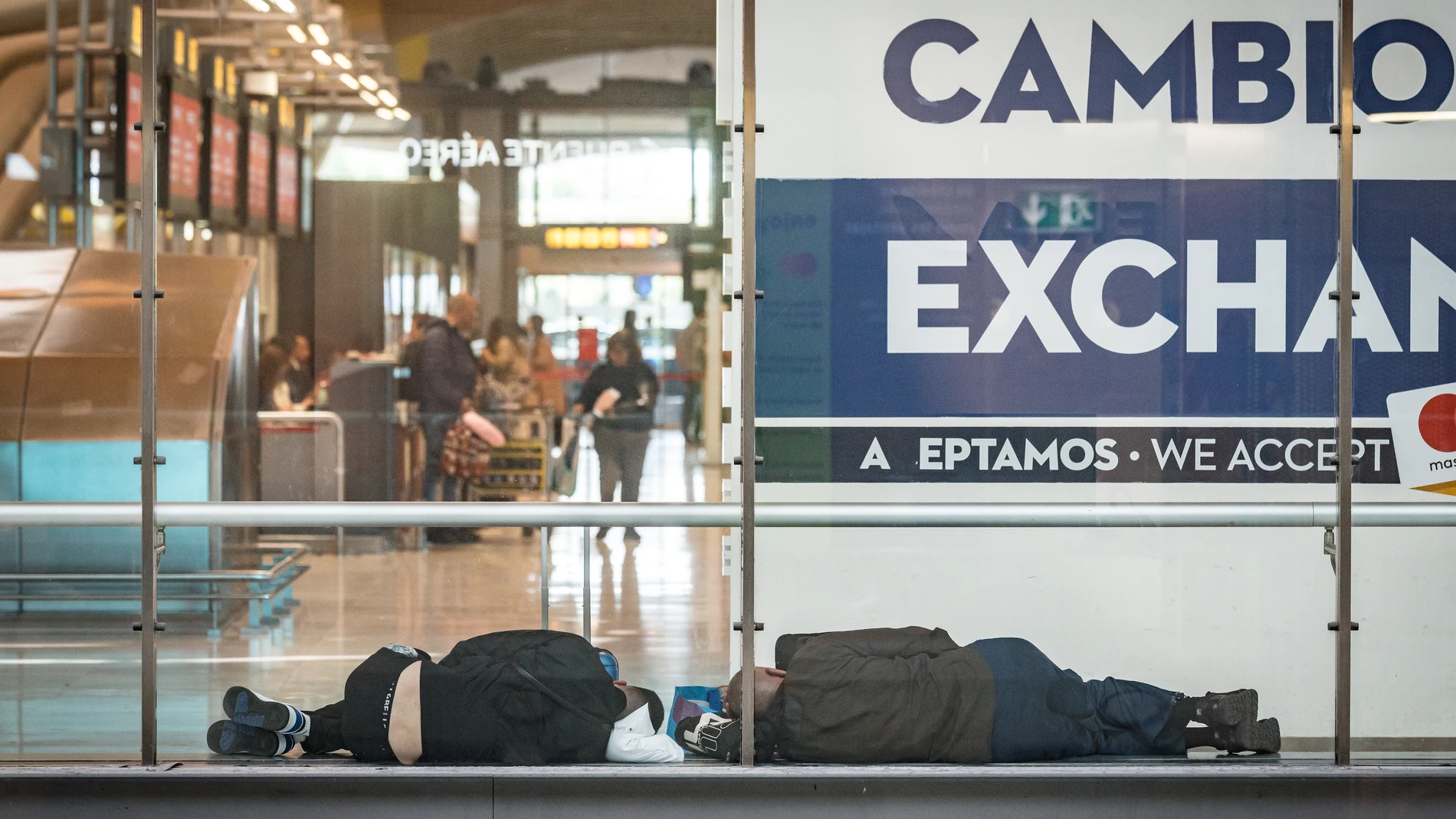 Dos personas duermen en la T4 del Aeropuerto Adolfo Suárez-Madrid Barajas, a 12 de mayo de 2025, en Madrid (España). Varios centenares de personas sin hogar viven y pernoctan en las instalaciones del Aeropuerto Adolfo Suárez-Madrid Barajas. Las denuncias de inseguridad e insalubridad están provocando un cruce de enfrentamientos entre el Ayuntamiento de la capital y el Gobierno regional contra el Ejecutivo, a través de Aena. El sindicato Alternativa Sindical Aena/Enaire (Asae) puso una denunci...