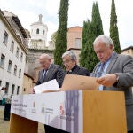El consejero Gonzalo Santonja, el alcalde Jesús Julio Carnero y el Arzobispo Luis Argüello suscriben el acuerdo