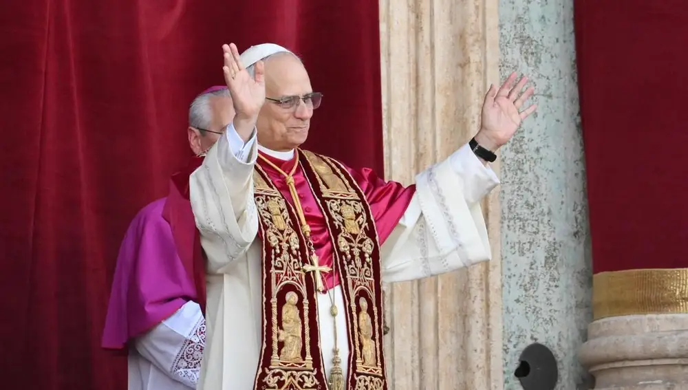 Primera salida de León XIV al balcón de la Basílica de San Pedro