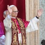 Primera salida de León XIV al balcón de la Basílica de San Pedro