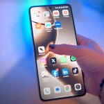 La pantalla AMOLED de 6,67 pulgadas brilla, literalmente, con sus 4000 nits y 144 Hz