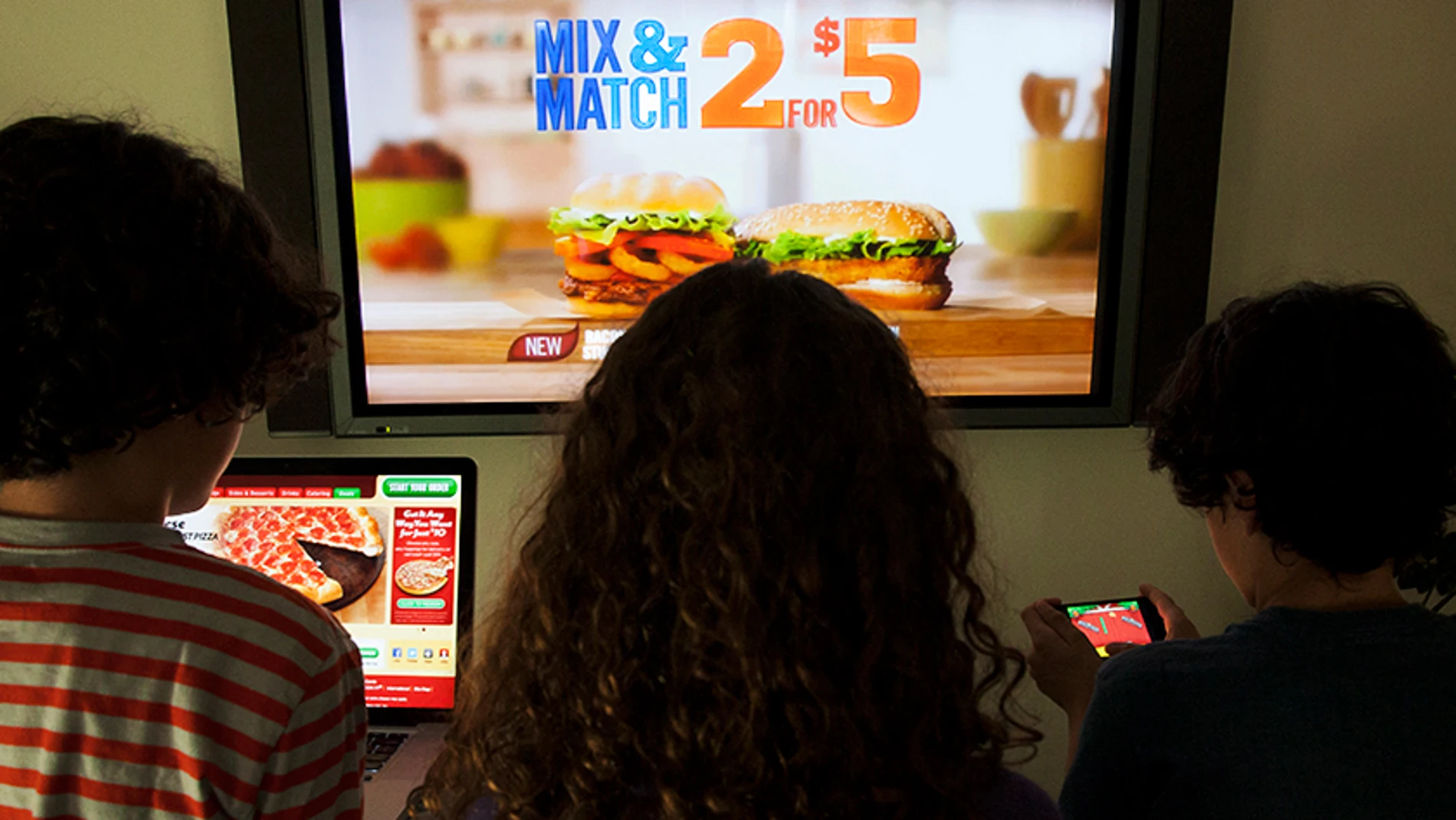 Niños viendo televisor anuncio publicidad comida basura aumento calorías