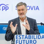 El secretario regional del PP Francisco Vázquez, atiende a la prensa