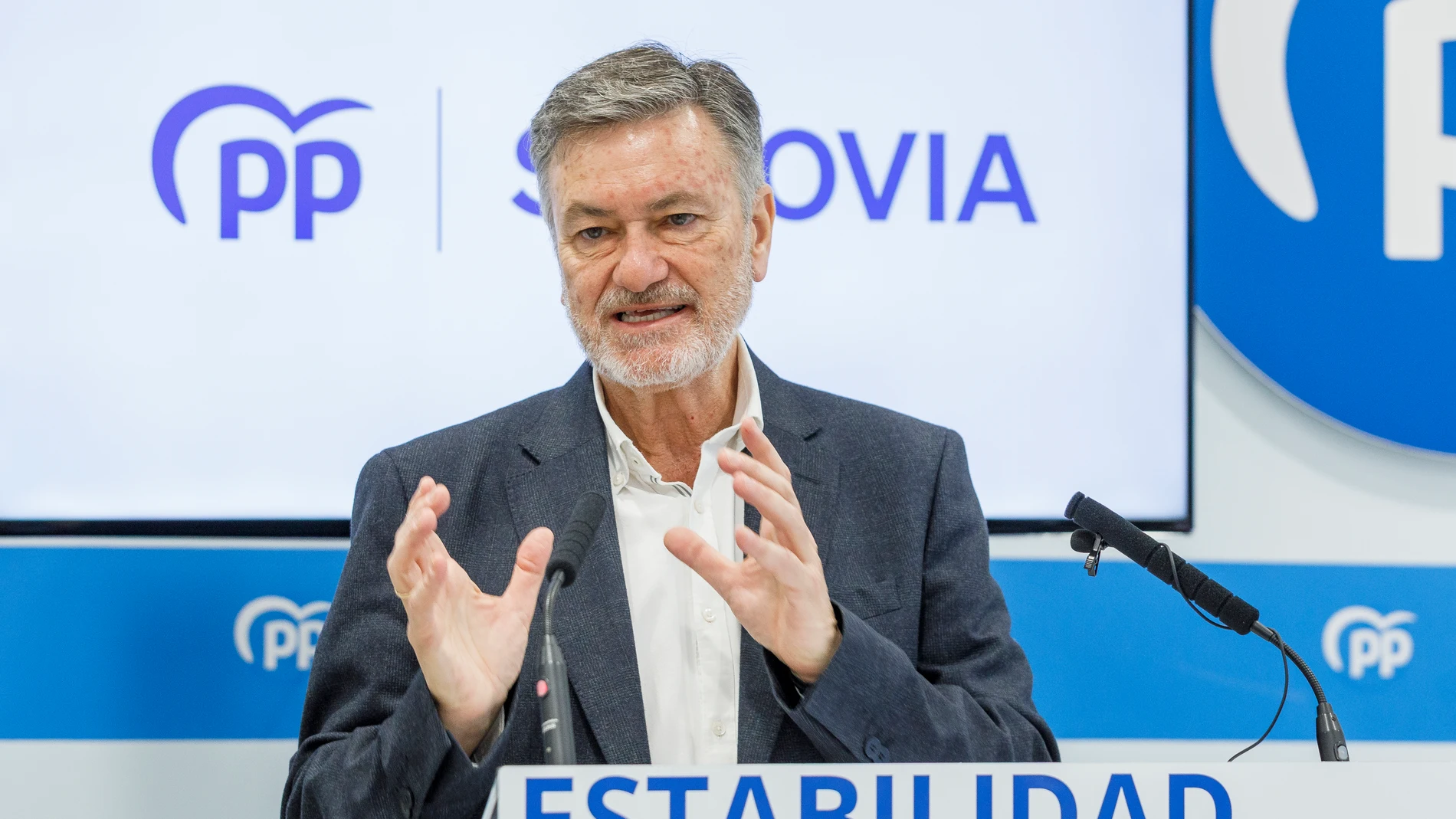 El secretario regional del PP Francisco Vázquez, atiende a la prensa