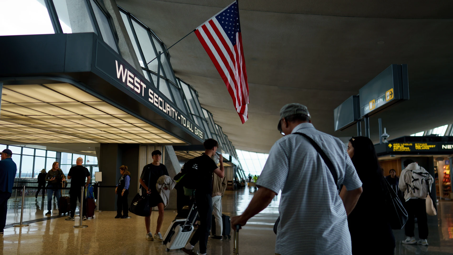 Dulles (United States), 12/05/2025.- Passengers pass through Dulles International Airport where an Omni Air International charter flight from South Africa landed earlier in the day, in Dulles, Virginia, USA, 12 May 2025. The plane carried South Africans who were granted refugee status under US President Trump's Refugee plan. (Sudáfrica) EFE/EPA/WILL OLIVER