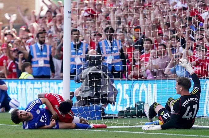 Fútbol.- El delantero del Nottingham Forest Taiwo Awoniyi, operado de urgencia tras chocar con el poste
