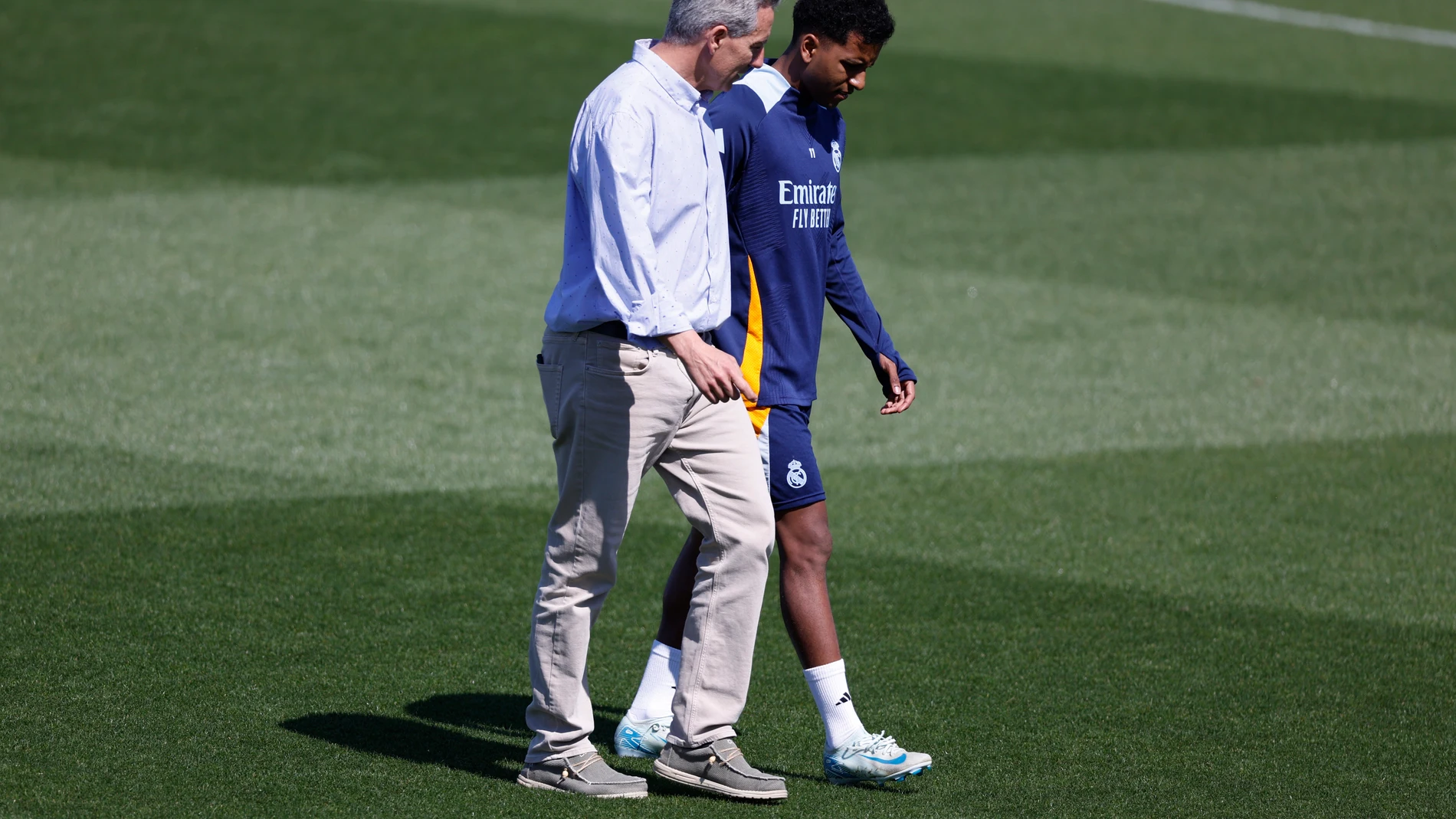 MADRID (ESPAÑA), 13/05/2025.- El delantero del Real Madrid, Rodrygo se retira del entrenamiento con molestias en Valdebebas, Madrid este martes antes de su enfrentamiento liguero de mañana contra el Mallorca. EFE/ Javier Lizón
