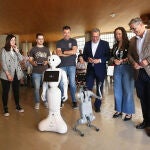 El presidente de la Diputación de Alicante, Toni Pérez, en la presentación de dos robots para personas mayores