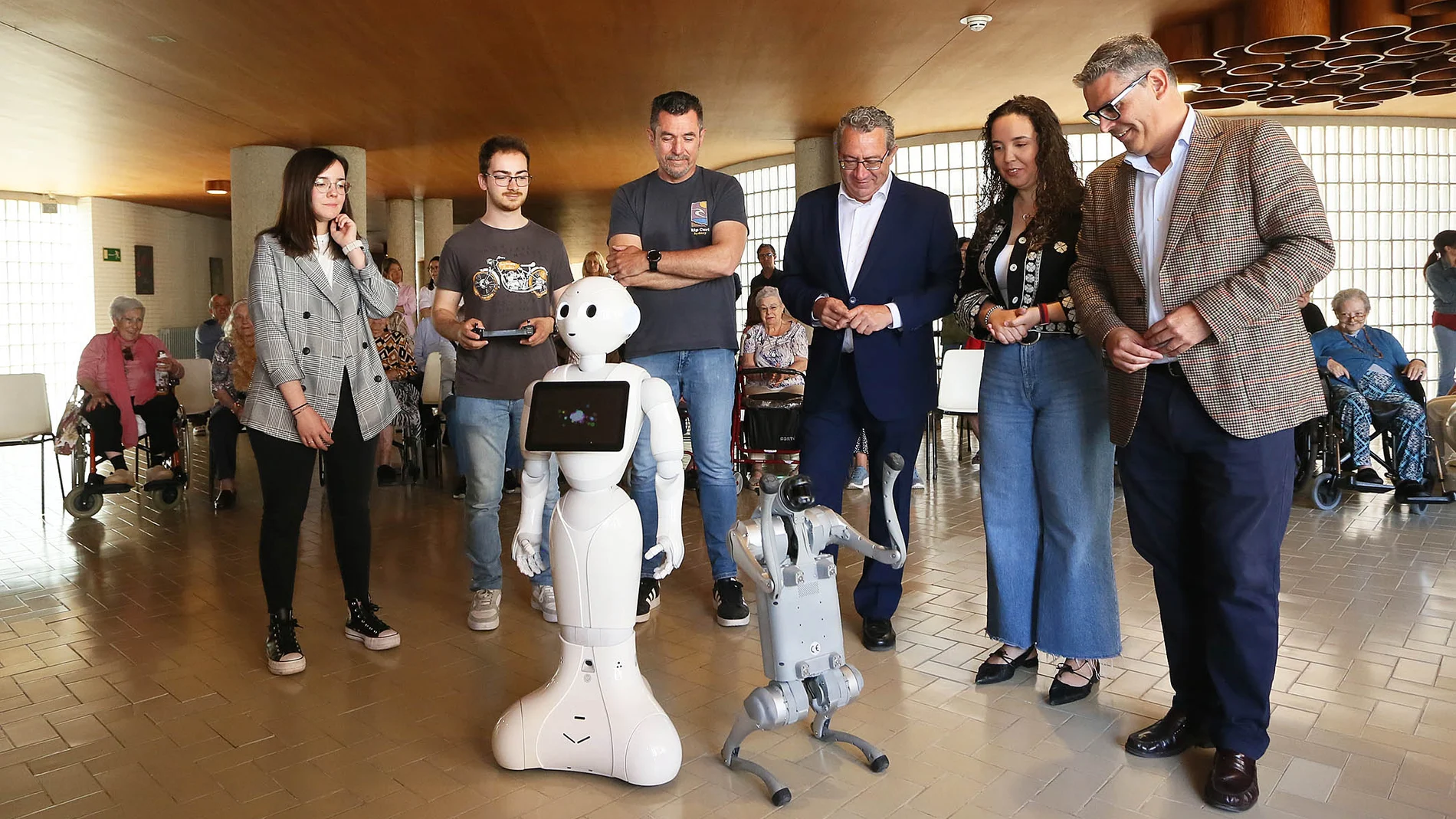 El presidente de la Diputación de Alicante, Toni Pérez, en la presentación de dos robots para personas mayores