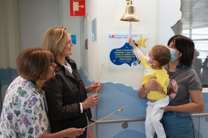 Un niño toca una "Campana de Alta" para celebrar la salida del hospital 