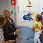 Un niño toca una "Campana de Alta" para celebrar la salida del hospital 