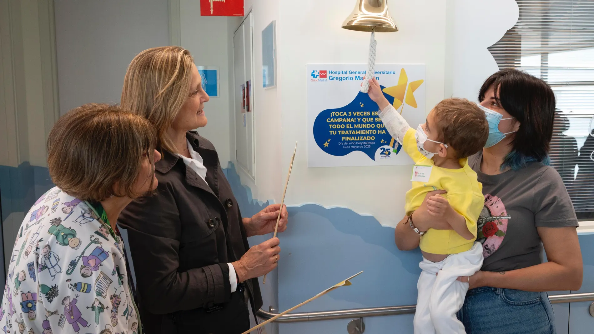 Un niño toca una "Campana de Alta" para celebrar la salida del hospital