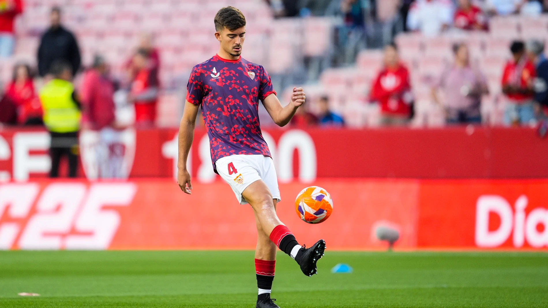 Kike Salas of Sevilla FC warms up during the Spanish league, LaLiga EA Sports, football match played between Sevilla FC and UD Las Palmas at Ramon Sanchez-Pizjuan stadium on May 13, 2025, in Sevilla, Spain. AFP7 13/05/2025 ONLY FOR USE IN SPAIN
