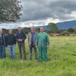 Visita del director general de Producción Agrícola y Ganadera, Rubén Serrano, a una explotación ganadera en Arcones (Segovia)