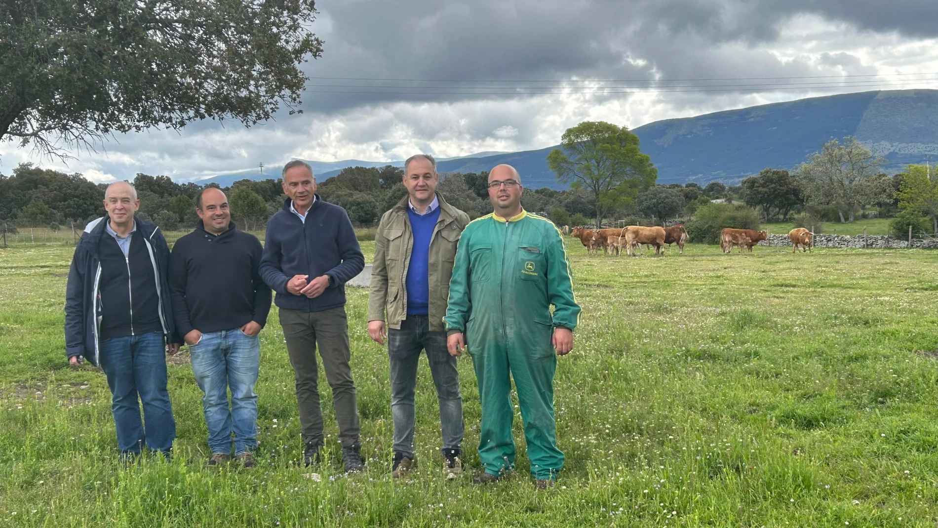 Visita del director general de Producción Agrícola y Ganadera, Rubén Serrano, a una explotación ganadera en Arcones (Segovia)