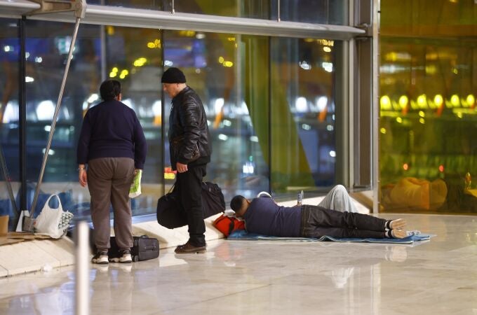 Personas sin hogar en el aeropuerto de Barajas