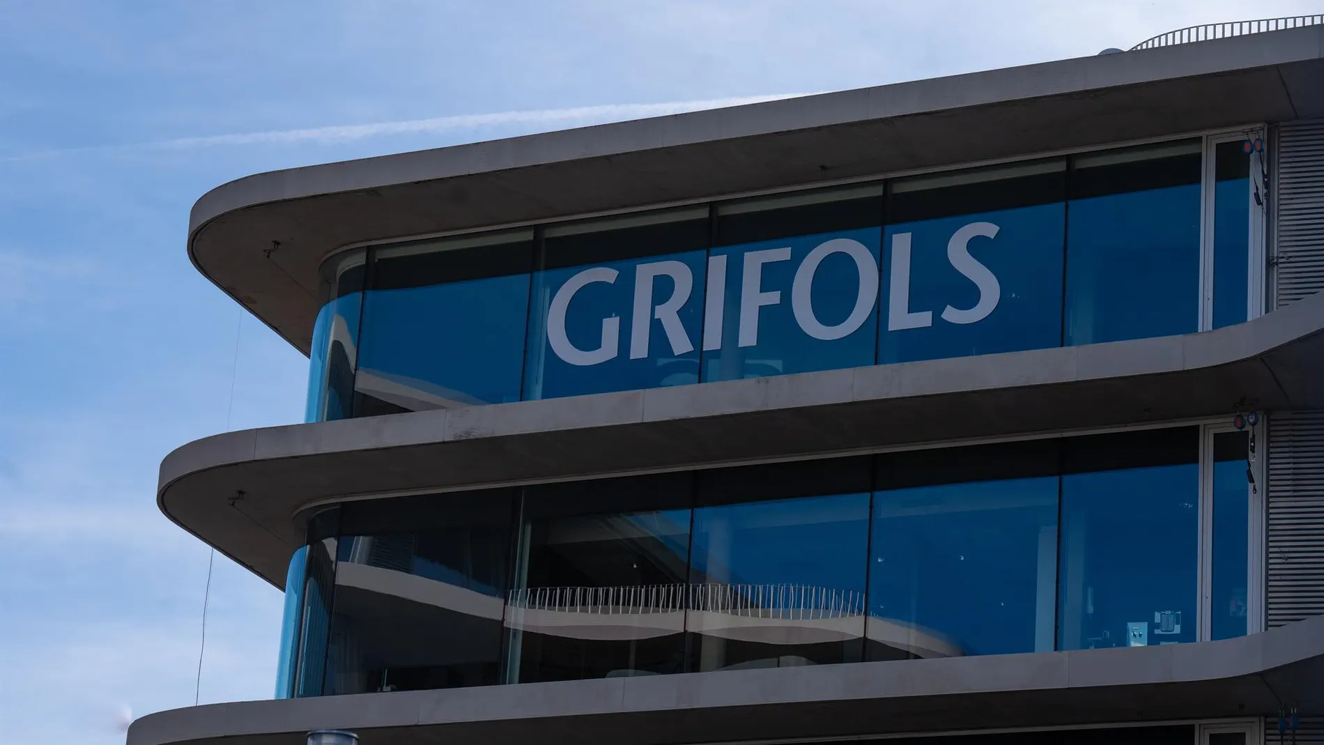 Economía/Bolsa.- Grifols se dispara más del 4% en Bolsa tras ganar casi el triple hasta marzo y superar sus previsiones