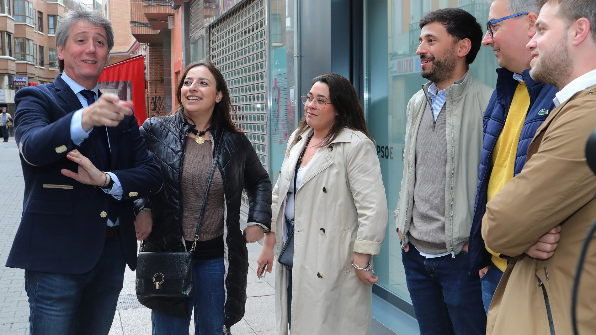 El secretario general del PSOECyL, Carlos Martínez; y la secretaria general del PSOE de Palencia, Miriam Andrés, mantienen un encuentro con alcaldes y concejales socialistas de la provincia