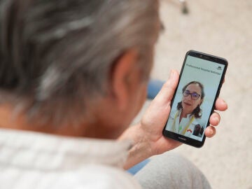 Una paciente se comunica con su médica a través de la aplicación HERMes