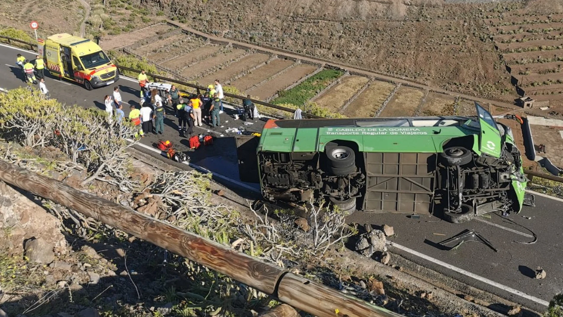 Un muerto y once heridos en el vuelco de un autobús en San Sebastián de La Gomera