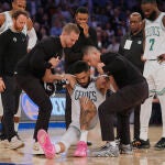 Jayson Tatum abandonó el Madison en silla de ruedas