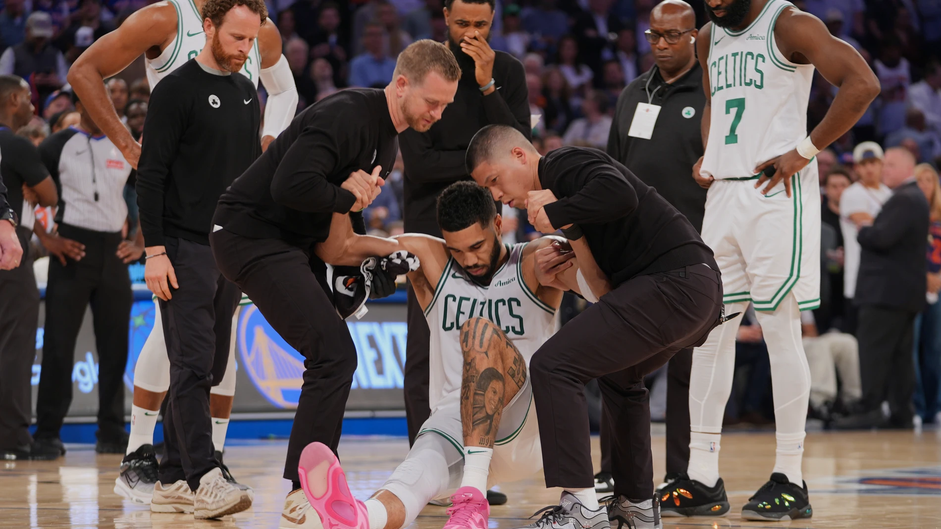 Jayson Tatum abandonó el Madison en silla de ruedas
