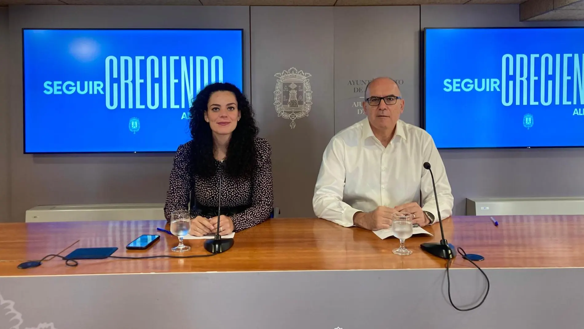 Los portavoces del Gobierno Local, Cristina Cutanda y Manuel Villar, en rueda de prensa en una imagen de archivo