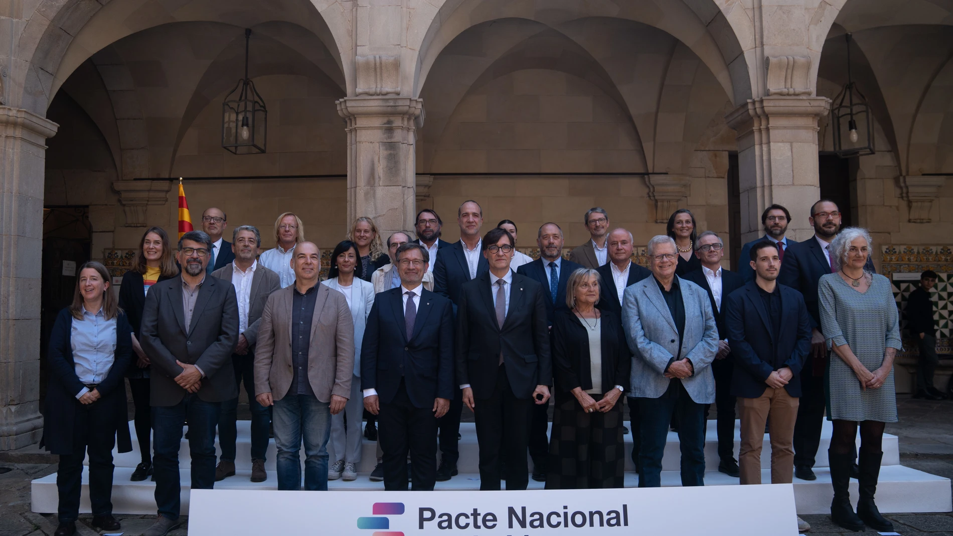 El presidente de la Generalitat, Salvador Illa, y el conseller de Políticas Lingüísticas, Francesc Xavier Vila, junto con todos los firmantes del Pacte Nacional per la Llengua. DAVID ZORRAKINO - EUROPA PRESS 13/05/2025