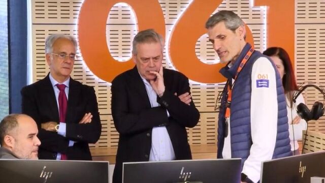 El conselleiro de Sanidade, hoy, durante la visita a la central del 061.