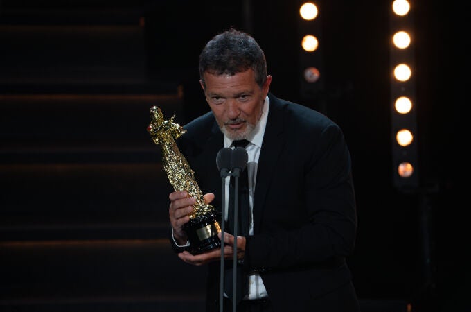 Antonio Banderas con uno de los cinco premios que ha recogido en Madrid, entre ellos, el Talía de Honor