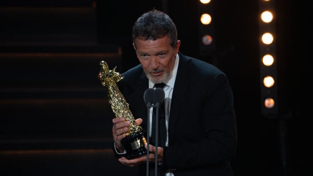 Antonio Banderas con uno de los cinco premios que ha recogido en Madrid, entre ellos, el Talía de Honor
