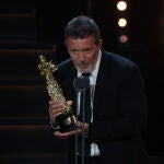 Antonio Banderas con uno de los cinco premios que ha recogido en Madrid, entre ellos, el Talía de Honor
